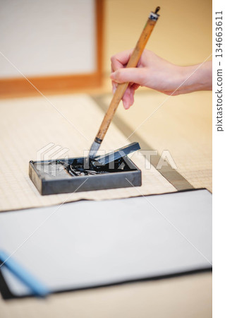 身著和服練習書法的手 134663611
