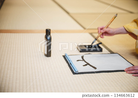 身著和服練習書法的手 134663612