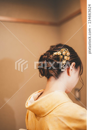 一個穿著和服的女人 一個穿著和服的女人 134663624