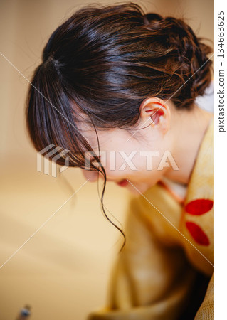 一個穿著和服的女人 134663625
