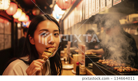 烤雞肉串橫丁：吃烤雞肉串的女人 134664011