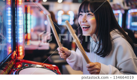 A woman playing Taiko 134664019