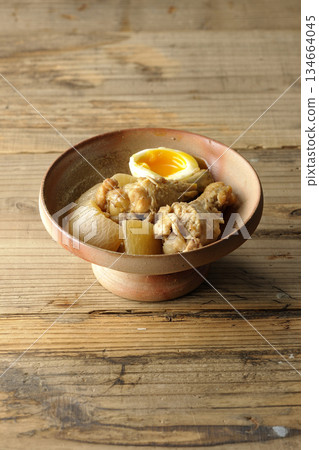 甜辣燉雞翅佐蘿蔔和蛋 134664045