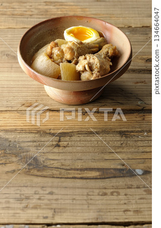Sweet and spicy stewed chicken wings, radish and eggs 134664047