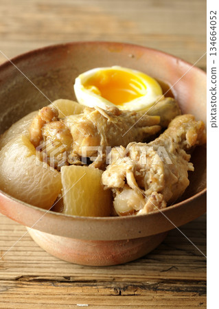 Sweet and spicy stewed chicken wings, radish and eggs Sweet and spicy stewed chicken wings, radish and eggs 134664052