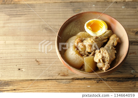 Sweet and spicy stewed chicken wings, radish and eggs Sweet and spicy stewed chicken wings, radish and eggs 134664059