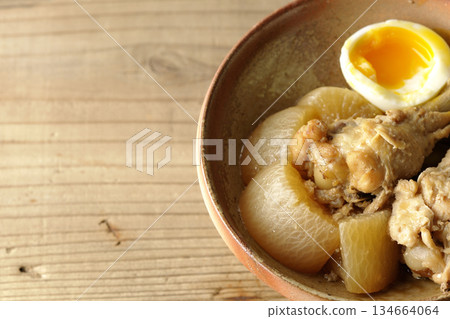 甜辣燉雞翅佐蘿蔔和蛋 134664064