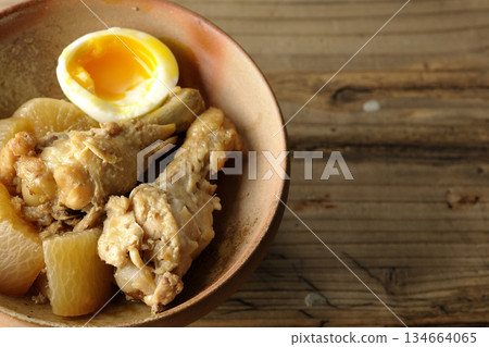 Sweet and spicy stewed chicken wings, radish and eggs 134664065