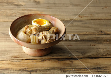 Sweet and spicy stewed chicken wings, radish and eggs Sweet and spicy stewed chicken wings, radish and eggs 134664078