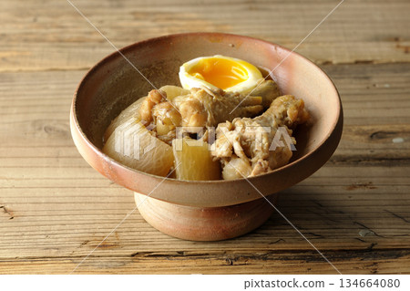 Sweet and spicy stewed chicken wings, radish and eggs 134664080