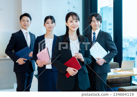 在辦公室工作的商務人士 在辦公室工作的商務人士 134664119