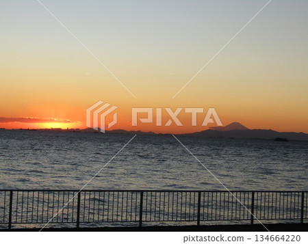 漂浮在夕陽天空中的富士山 漂浮在夕陽天空中的富士山 134664220
