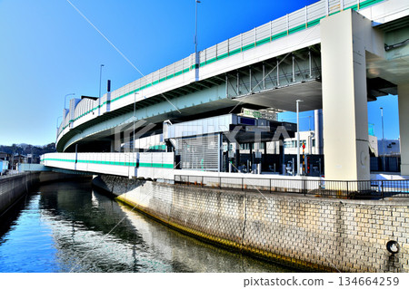 溝田橋 / 從石神井川眺望首都高速公路中央環路王子南出口（東京都北區）[2025年12月] 134664259