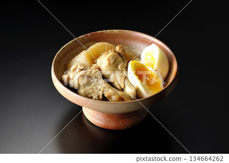 雞翅、蘿蔔和雞蛋用甜辣醬燉煮，在黑色背景下拍攝。 134664262