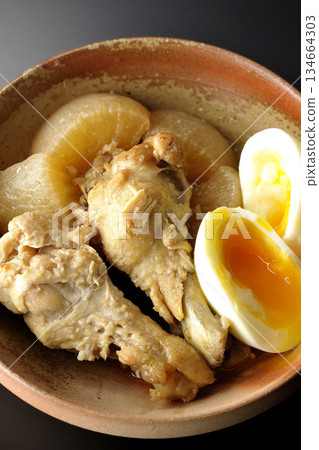 雞翅、蘿蔔和雞蛋用甜辣醬燉煮，在黑色背景下拍攝。 134664303