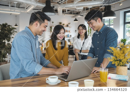 創業風格的亞洲男女商務團隊 創業風格的亞洲男女商務團隊 134664320