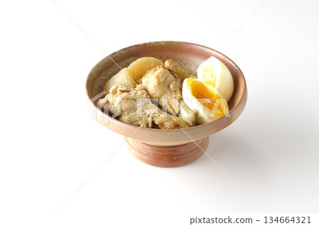 雞翅、蘿蔔和雞蛋用甜辣醬燉煮，拍攝於白色背景。 134664321