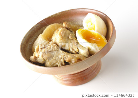 雞翅、蘿蔔和雞蛋用甜辣醬燉煮，拍攝於白色背景。 134664325