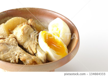 雞翅、蘿蔔和雞蛋用甜辣醬燉煮，拍攝於白色背景。 134664333