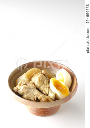 雞翅、蘿蔔和雞蛋用甜辣醬燉煮，拍攝於白色背景。 134664338