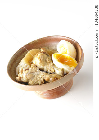 雞翅、蘿蔔和雞蛋用甜辣醬燉煮，拍攝於白色背景。 134664339