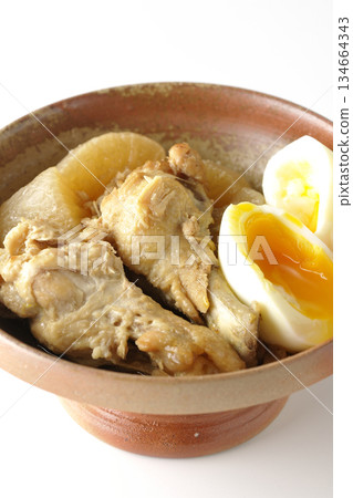 雞翅、蘿蔔和雞蛋用甜辣醬燉煮，拍攝於白色背景。 134664343