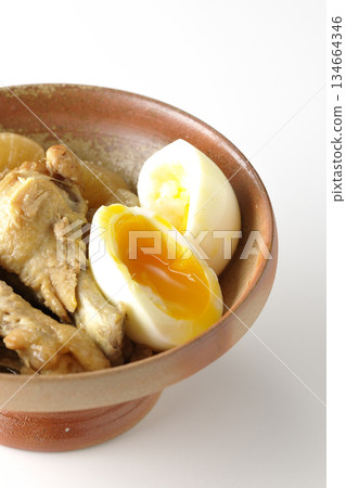 雞翅、蘿蔔和雞蛋用甜辣醬燉煮，拍攝於白色背景。 134664346