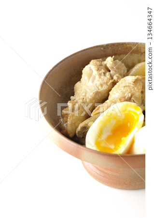 雞翅、蘿蔔和雞蛋用甜辣醬燉煮，拍攝於白色背景。 134664347