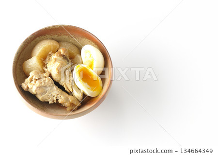 雞翅、蘿蔔和雞蛋用甜辣醬燉煮，拍攝於白色背景。 134664349