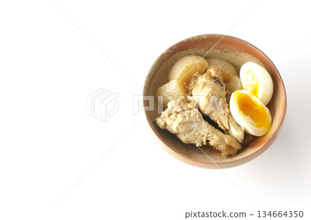 雞翅、蘿蔔和雞蛋用甜辣醬燉煮,拍攝於白色背景。 雞翅、蘿蔔和雞蛋用甜辣醬燉煮,拍攝於白色背景。 134664350