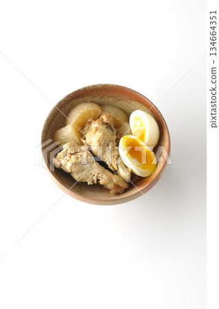 雞翅、蘿蔔和雞蛋用甜辣醬燉煮,拍攝於白色背景。 雞翅、蘿蔔和雞蛋用甜辣醬燉煮,拍攝於白色背景。 134664351