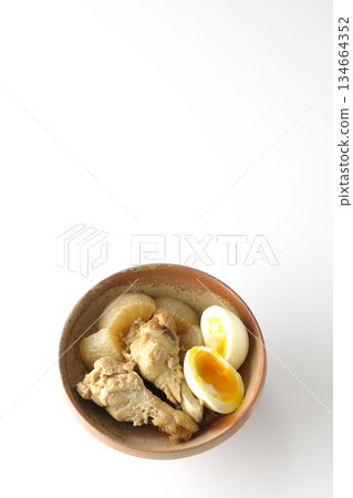 雞翅、蘿蔔和雞蛋用甜辣醬燉煮，拍攝於白色背景。 134664352