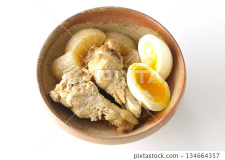 雞翅、蘿蔔和雞蛋用甜辣醬燉煮,拍攝於白色背景。 雞翅、蘿蔔和雞蛋用甜辣醬燉煮,拍攝於白色背景。 134664357