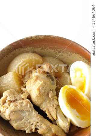 雞翅、蘿蔔和雞蛋用甜辣醬燉煮,拍攝於白色背景。 雞翅、蘿蔔和雞蛋用甜辣醬燉煮,拍攝於白色背景。 134664364
