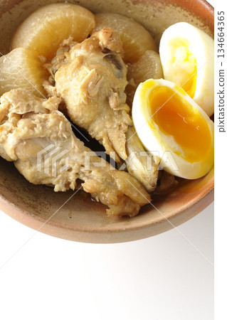 雞翅、蘿蔔和雞蛋用甜辣醬燉煮,拍攝於白色背景。 雞翅、蘿蔔和雞蛋用甜辣醬燉煮,拍攝於白色背景。 134664365
