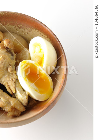 雞翅、蘿蔔和雞蛋用甜辣醬燉煮,拍攝於白色背景。 雞翅、蘿蔔和雞蛋用甜辣醬燉煮,拍攝於白色背景。 134664366