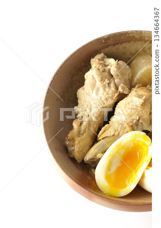 雞翅、蘿蔔和雞蛋用甜辣醬燉煮，拍攝於白色背景。 134664367