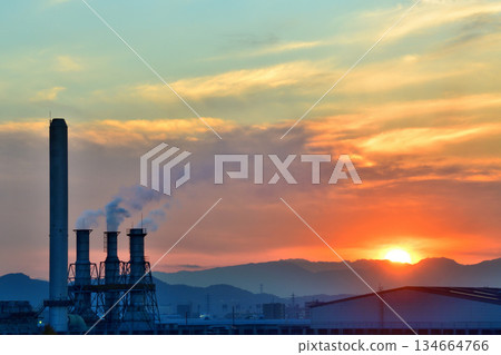 夕陽西下時薩穆卡瓦工業園區的景色 134664766