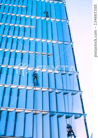 日本東京城市景觀：年末銀座出現「忍者」！擦拭建築物窗戶…年末大掃除…= 23日 134665388