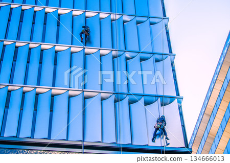 Tokyo cityscape in Japan: "Ninja" appears in Ginza at the end of the year! Cleaning the windows of buildings... Year-end cleaning... = 23rd 134666013