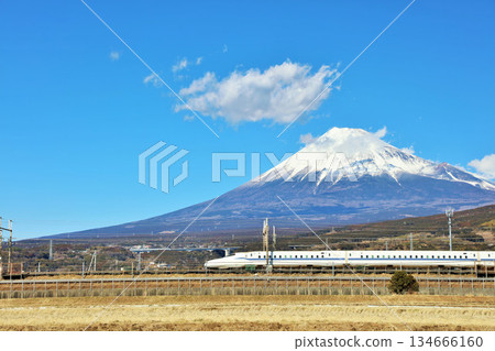 靜岡縣、富士山和藍天下的新幹線 靜岡縣、富士山和藍天下的新幹線 134666160