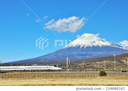 靜岡縣、富士山和藍天下的新幹線 靜岡縣、富士山和藍天下的新幹線 134666161