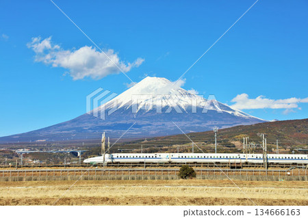 靜岡縣、富士山和藍天下的新幹線 134666163