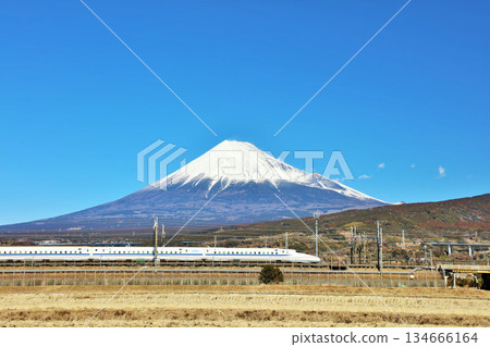 靜岡縣、富士山和藍天下的新幹線 靜岡縣、富士山和藍天下的新幹線 134666164