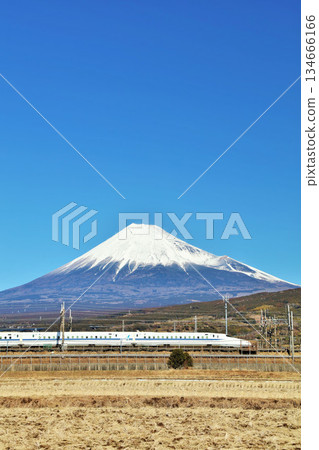 Shizuoka Prefecture: Mt. Fuji and the Shinkansen under a blue sky 134666166