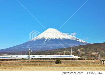 靜岡縣、富士山和藍天下的新幹線 靜岡縣、富士山和藍天下的新幹線 134666167