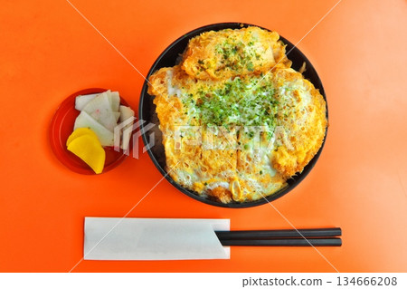 日式餐廳常見的傳統豬排蓋飯 日式餐廳常見的傳統豬排蓋飯 134666208