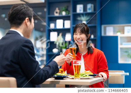 有喝酒派對的男男女女 134666405