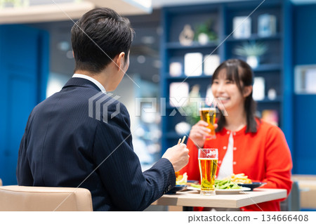 有喝酒派對的男男女女 有喝酒派對的男男女女 134666408