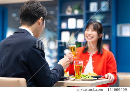 有喝酒派對的男男女女 134666409